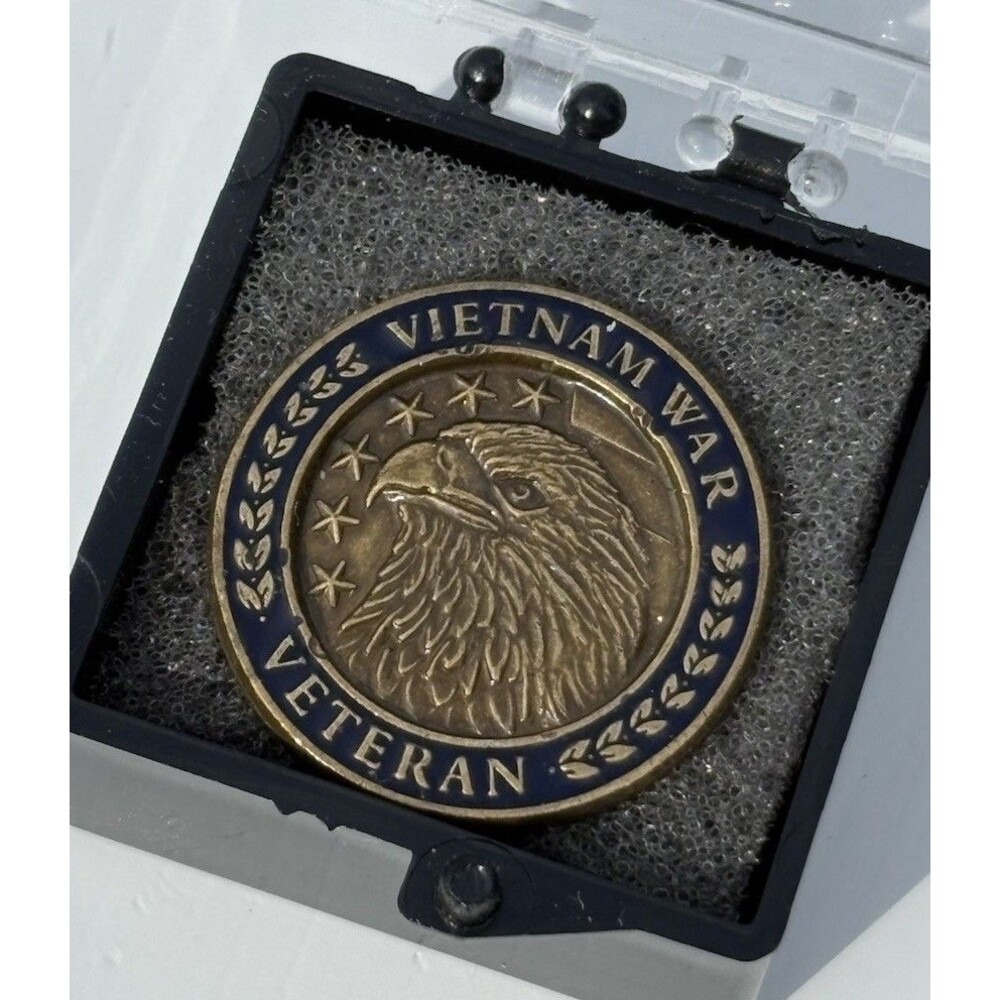 Vietnam War Veteran Lapel Pin Eagle USA Commemoration 3/4” Gold Tone Blue NIB